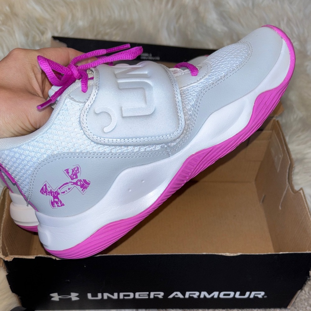 NWT Under Armour GS zone BB2 basketball sneakers